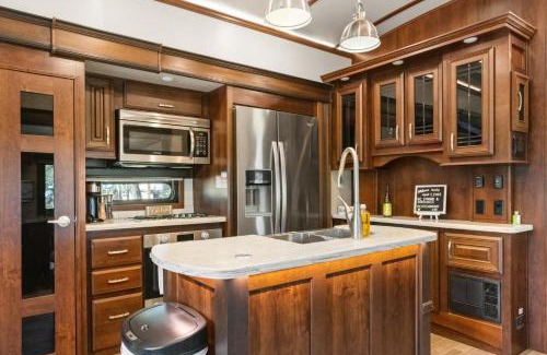 Boerne Other | Twin Falls Luxury RV Glamping - Pinnacle