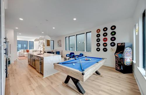 Hurwood Heights House | Twin Homes Rooftop Deck Hot Tub Outdoor Kitchen