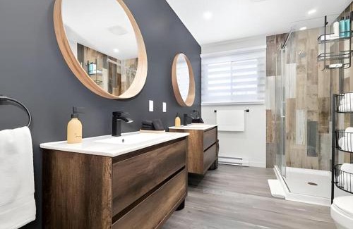 Val-des-Monts House | Twin Lake Retreat - Hot Tub & Private Beach