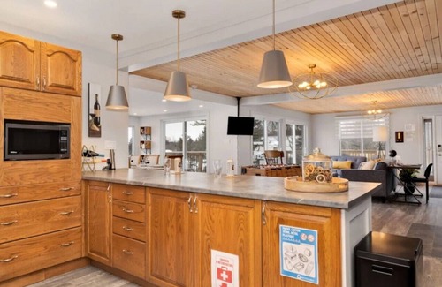 Val-des-Monts Cottage | Twin Lake Retreat - Hot Tub & Private Beach