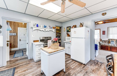 Twin Lakes Cottage | Twin Lakes Cottage: Walk to Elizabeth Lake!