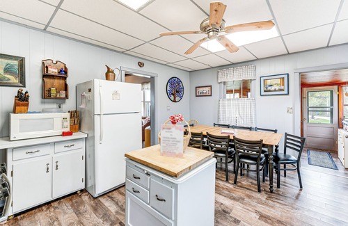 Twin Lakes Cottage | Twin Lakes Cottage: Walk to Elizabeth Lake!
