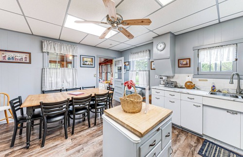 Twin Lakes Cottage | Twin Lakes Cottage: Walk to Elizabeth Lake!