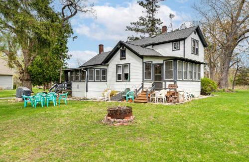 Twin Lakes House | Twin Lakes Cottage Walk to Elizabeth Lake!
