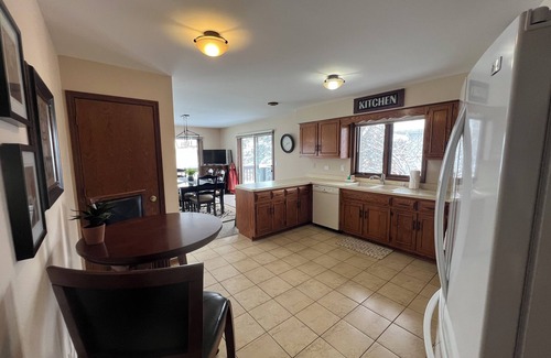 Twin Lakes House | ~Twin Lakes Lakefront with optional pontoon for Rent!~