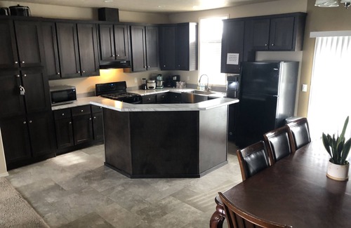 Swanlake House | Twin Lakes w kayaks w bikes 1 king, 3 queen, 1 futon, includes use of 4 kayaks