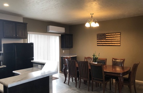 Swanlake House | Twin Lakes w kayaks w bikes 1 king, 3 queen, 1 futon, includes use of 4 kayaks