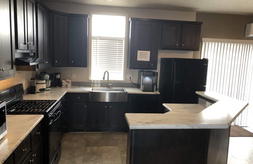 Swanlake House | Twin Lakes w kayaks w bikes 1 king, 3 queen, 1 futon, includes use of 4 kayaks