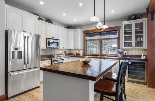 Sun Peaks Ski Chalet | Twin Oaks Chalet: 4BR Ski-In Chalet in Sun Peaks Resort w/Private Hot Tub