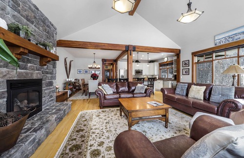 Sun Peaks Ski Chalet | Twin Oaks Chalet: 4BR Ski-In Chalet in Sun Peaks Resort w/Private Hot Tub
