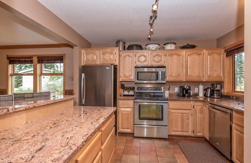 Silver Star Mountain House | Twin Peaks A. True ski-in ski-out. 4-BR 4-BA 2300 sq ft 3 levels sleeps 15