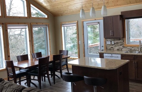 Manitoba Cabin | Twin Peaks Retreat- Cozy all-season cottage at beautiful Big Whiteshell Lake!