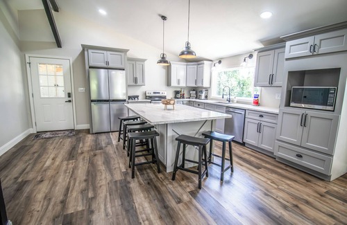 Avinger House | TWIN PINES - 6 Bedroom - 3 Bath - Houses