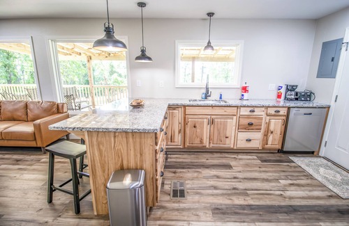 Avinger House | TWIN PINES - 6 Bedroom - 3 Bath - Houses