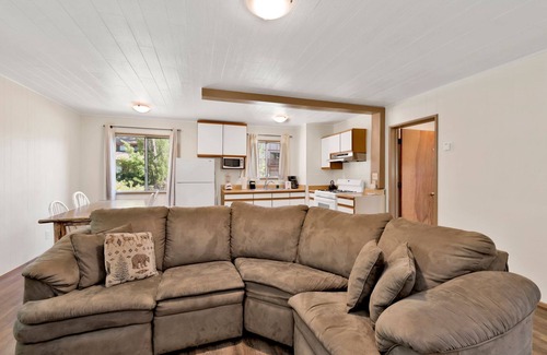 Patton Cabin | Twin Pines Family Lakeside Cabin- Village Location