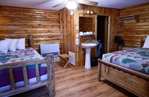 Dubois Cabin | Twin Pines Lodge & Cabins