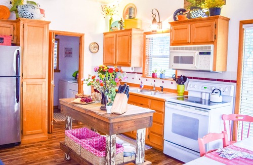 Eagle Rock House | Twin Pines Shanty, Dog Friendly. Sleeps 6. Lakeview. Free Wifi