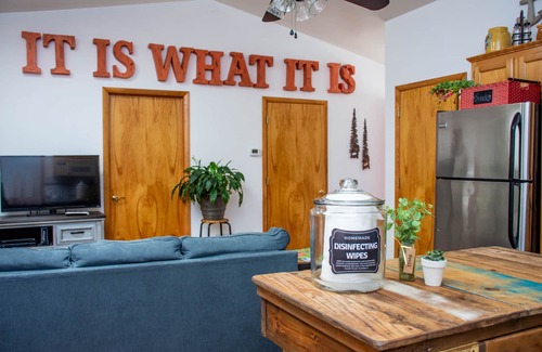 Eagle Rock House | Twin Pines Shanty, Dog Friendly. Sleeps 6. Lakeview. Free Wifi