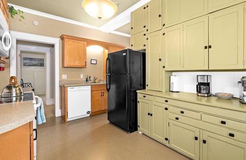 Superior House | Twin Ports Retreat! Cozy Cottage w/ Prime Location