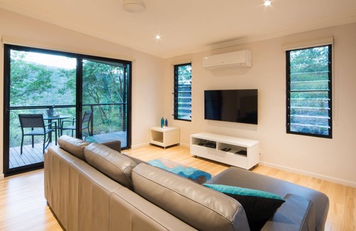 Palm Grove Resort | Twin shower, Spa, Private, Balcony, Large Kitchen