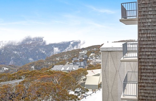 Mount Buller Apartment | TWIN TOWERS 504B - Mt Buller Village - Family Small Group Accommodation