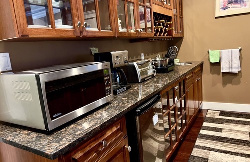 Saanich House | Twinview executive one-bedroom suite