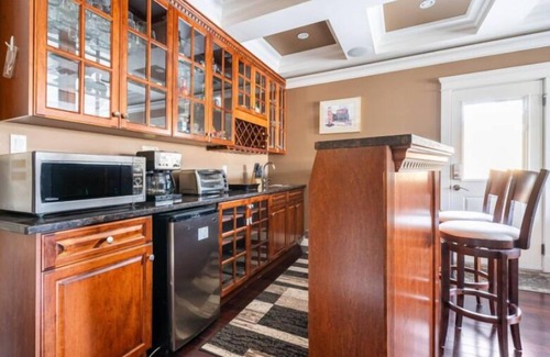 Saanich House | Twinview executive one-bedroom suite