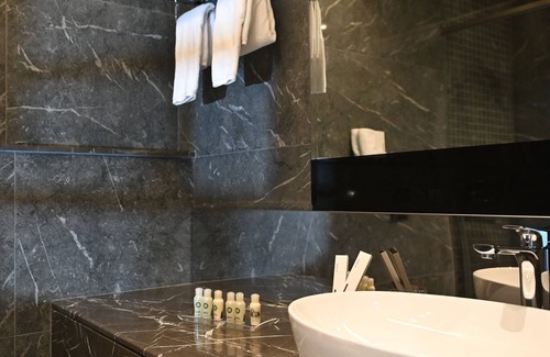 Kfardebian Hotel | Twinz Hotel