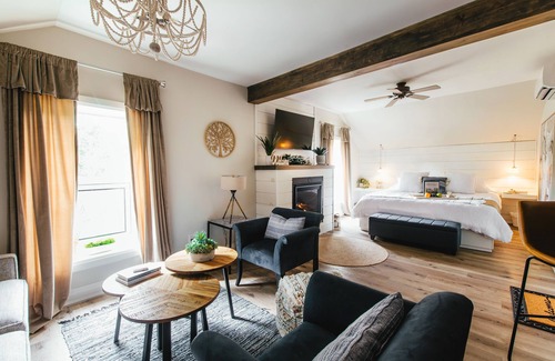 Cayuga Hotel | Twisted Lemon Restaurant & Boutique Inn