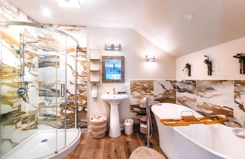 Cayuga Hotel | Twisted Lemon Restaurant & Boutique Inn