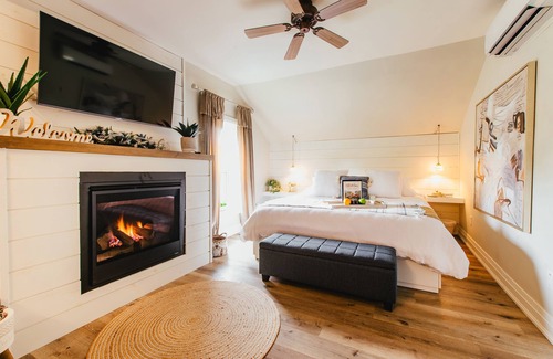 Cayuga Hotel | Twisted Lemon Restaurant & Boutique Inn