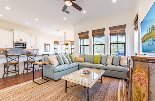 Villa Lago House | Two 6-Seater Golf Carts Included ~ Patio ~ Balcony ~ Community Pool