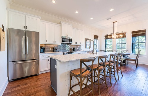 Villa Lago House | Two 6-Seater Golf Carts Included ~ Patio ~ Balcony ~ Community Pool