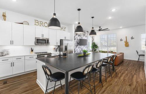 Cleveland Park House | TWO Adjacent Homes Sleeps 24 Only 3 miles to Broadway