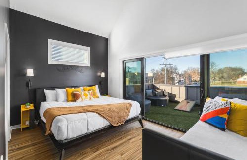 Cleveland Park House | TWO Adjacent Homes Sleeps 24 Only 3 miles to Broadway