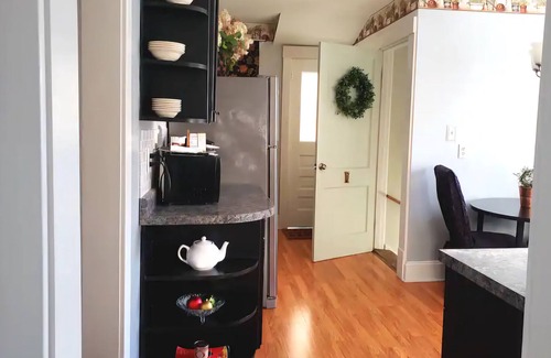 Lake Bluff Apartment | Two Bed/1 Bath Apartment - East Lake Bluff - In Village Location