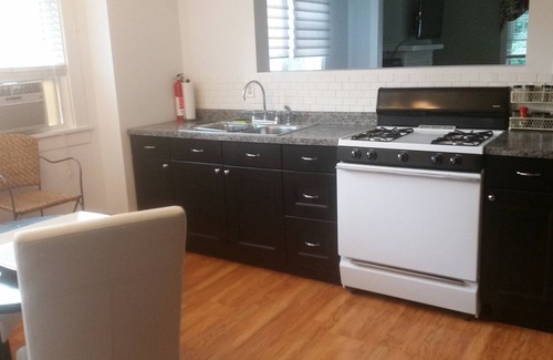 Lake Bluff Apartment | Two Bed/1 Bath Apartment - East Lake Bluff - In Village Location