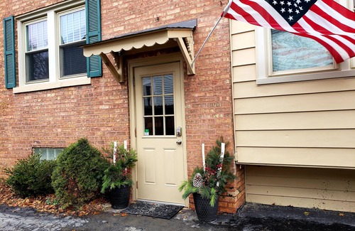 Lake Bluff Apartment | Two Bed/1 Bath Apartment - East Lake Bluff - In Village Location