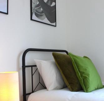 Potters Bar Apartment | Two Bed Apartment - 20 minutes train into King Cross London - Perfect for families & contractors close to Royal Vet College & M25 Free Parking