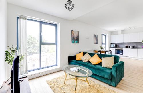 Potters Bar Apartment | Two Bed Apartment - 20 minutes train into King Cross London - Perfect for families & contractors close to Royal Vet College & M25 Free Parking