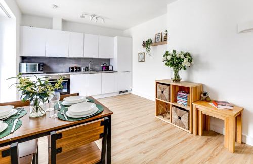 Potters Bar Apartment | Two Bed Apartment - 20 minutes train into King Cross London - Perfect for families & contractors close to Royal Vet College & M25 Free Parking