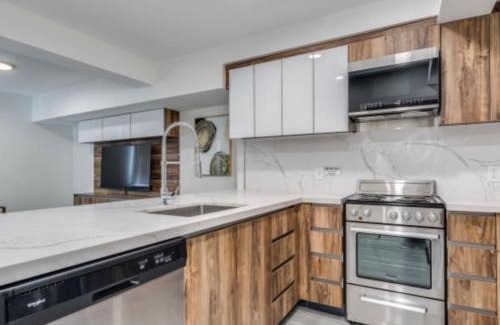 West End Apartment | Two Bed & Breakfast Eterno Davie Village by Sunset Beach & Parking