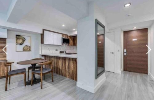 West End Apartment | Two Bed & Breakfast Eterno Davie Village by Sunset Beach & Parking
