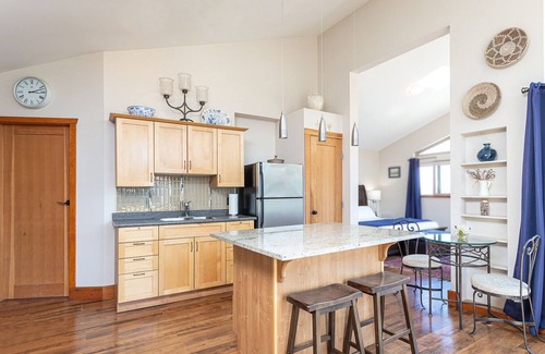 Malahat Cottage | Two-Bed Cabin – Breathtaking Fjord View at the Summit House.