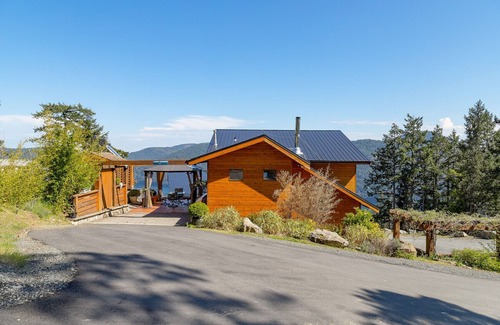 Malahat Cottage | Two-Bed Cabin – Breathtaking Fjord View at the Summit House.