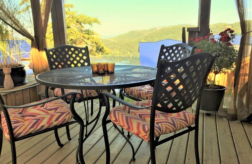 Malahat Cottage | Two-Bed Cabin – Breathtaking Fjord View at the Summit House.