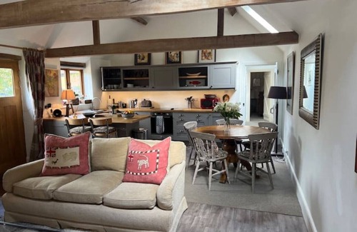 Maidensgrove House | Two Bed Pretty Countryside Barn with indoor pool
