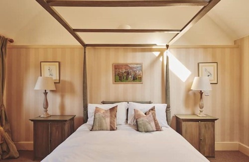 Maidensgrove House | Two Bed Pretty Countryside Barn with indoor pool
