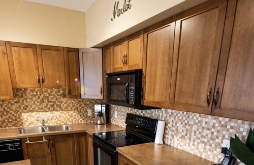 South Pandosy Hotel | Two Bed Two Bath Corner Unit #432