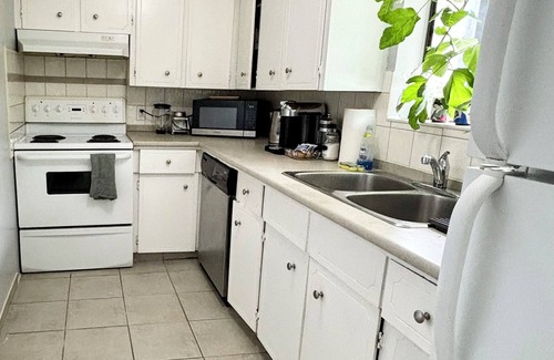 Kitsilano Apartment | Two Bed with Huge Deck: Heart of Kits & 5 mins from Beach